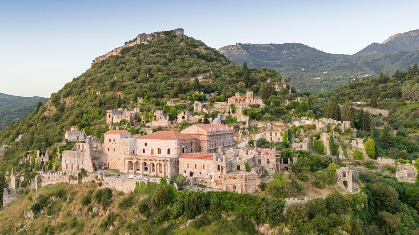 Grækenland, Mystras - lej en autocamper i Athen og tag på en episk og historisk roadtrip rundt i fastlands-Grækenland og oplev kyster, strande, bjerge og oldtidshistorie på autocamperferien.