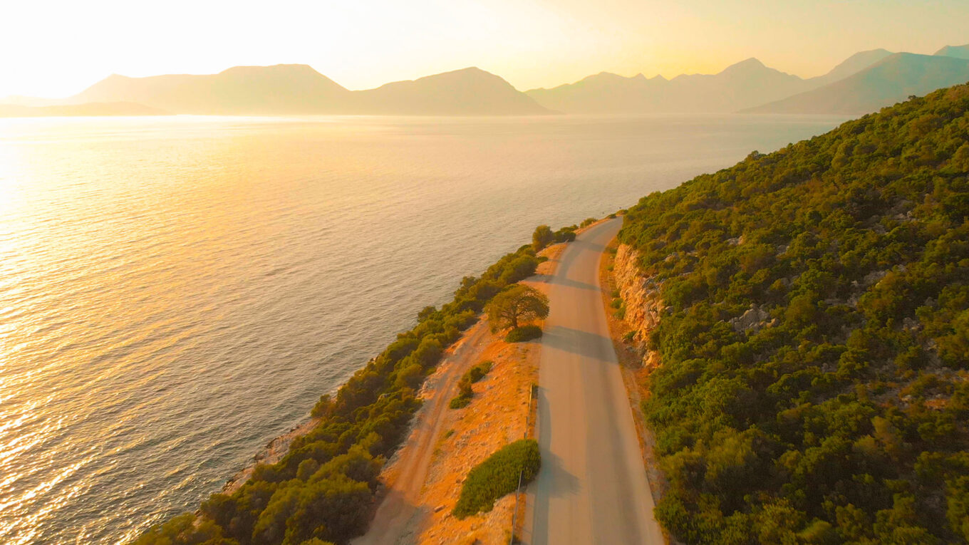Grækenland - lej en autocamper i Athen og tag på en episk og historisk roadtrip rundt i fastlands-Grækenland og oplev kyster, strande, bjerge og oldtidshistorie på autocamperferien.