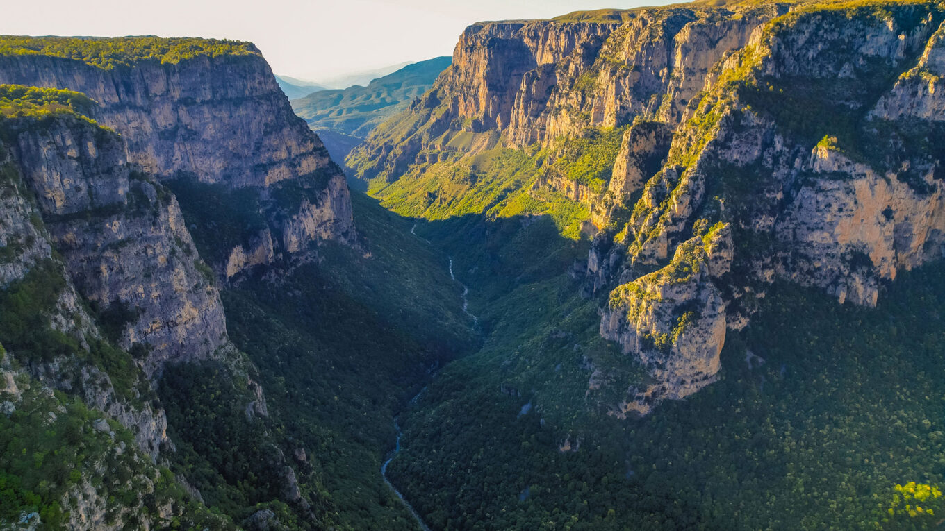 Grækenlands Vikos kløft - lej en autocamper i Athen og tag på en episk og historisk roadtrip rundt i fastlands-Grækenland og oplev kyster, strande, bjerge og oldtidshistorie på autocamperferien.