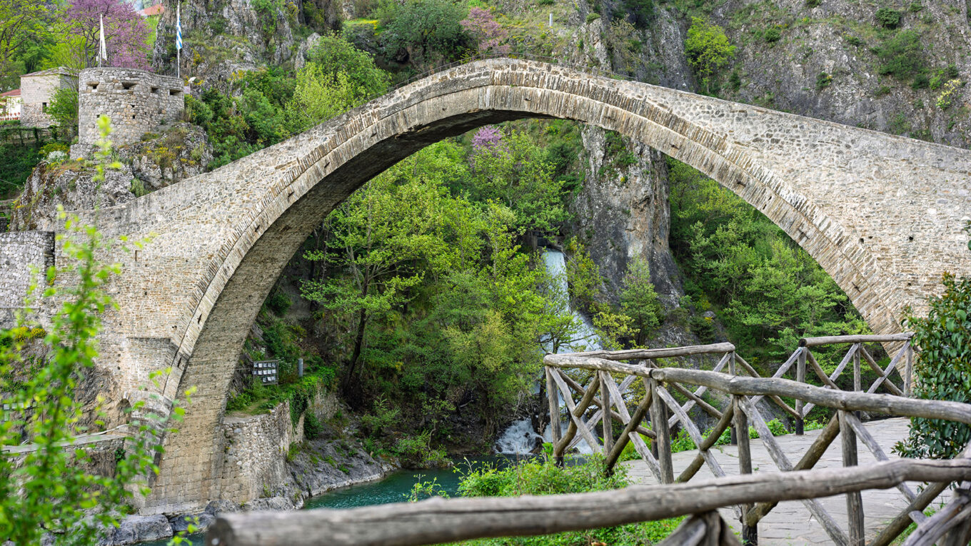 Grækenland, Zagori broer - lej en autocamper i Athen og tag på en episk og historisk roadtrip rundt i fastlands-Grækenland og oplev kyster, strande, bjerge og oldtidshistorie på autocamperferien.