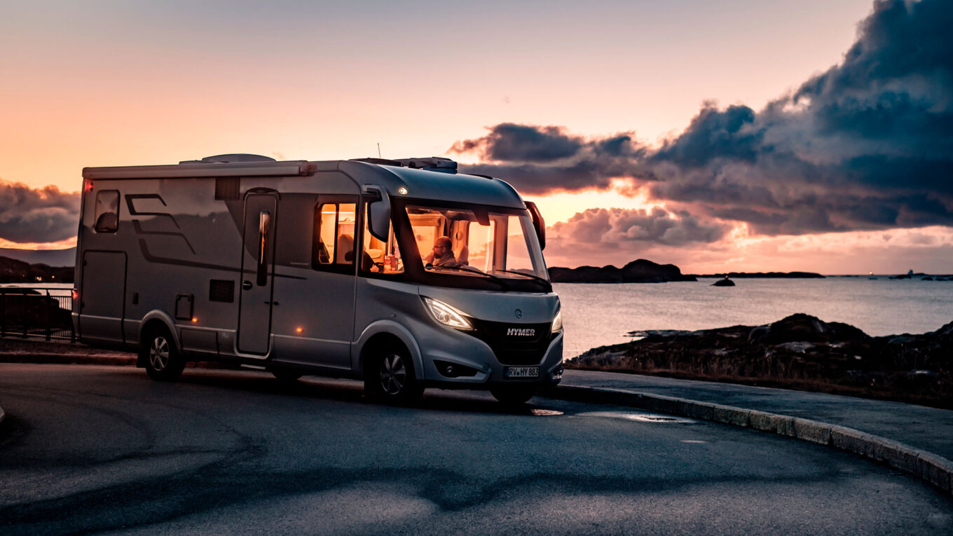 Helintegreret autocamper i Europa med god plads - Den perfekte autocamper til livsnyderparret der vil have masser af plads eller til familien på 4, som alle vil sove behageligt i gode senge.