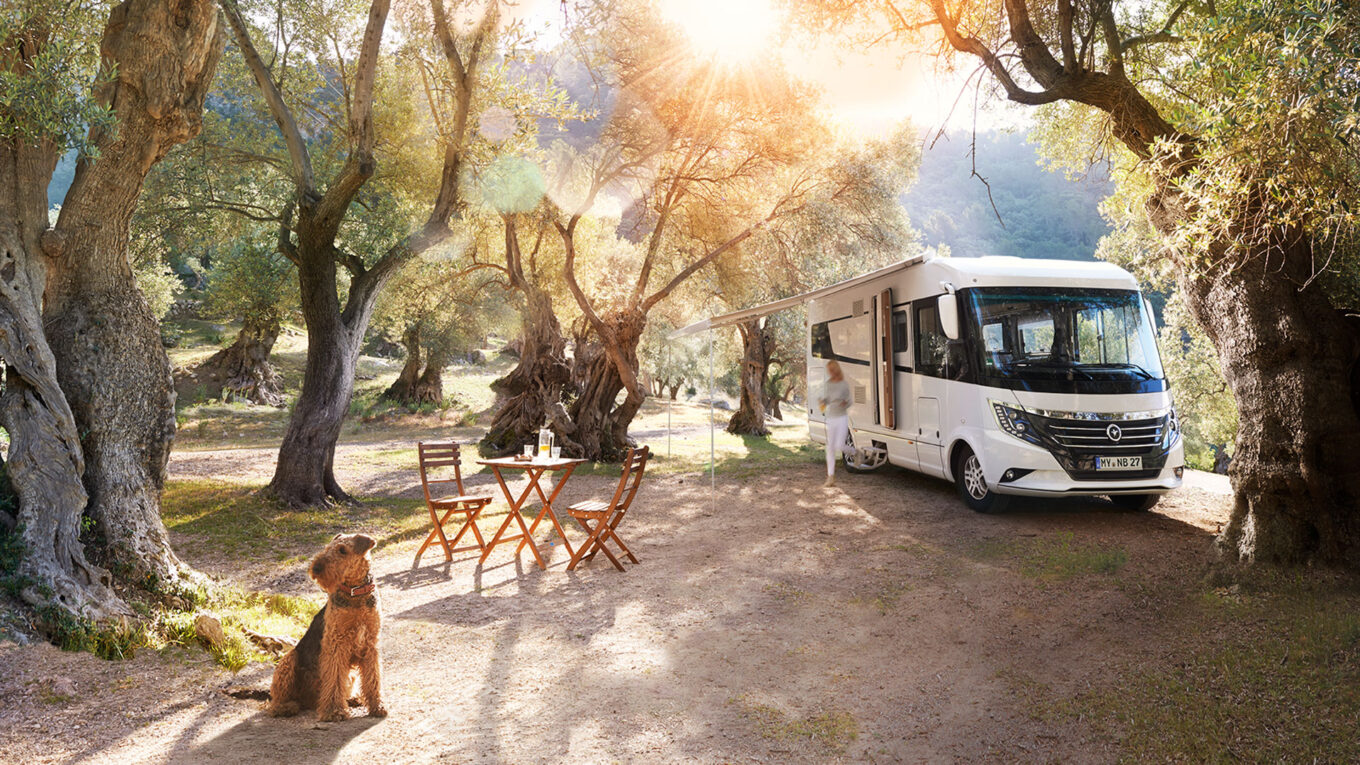 Helintegreret autocamper i Europa med god plads - Den perfekte autocamper til livsnyderparret der vil have masser af plads eller til familien på 4, som alle vil sove behageligt i gode senge.