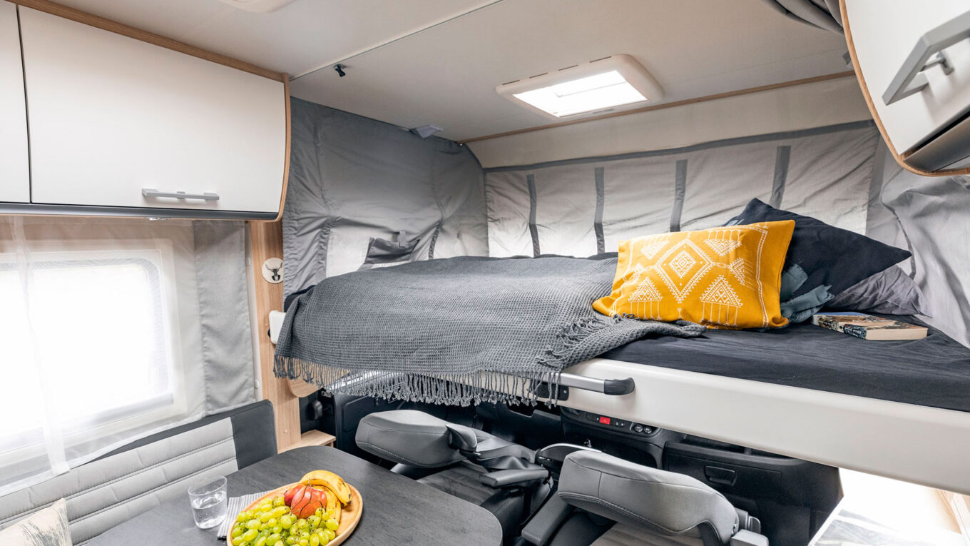 Helintegreret autocamper i Europa med god plads - Den perfekte autocamper til livsnyderparret der vil have masser af plads eller til familien på 4, som alle vil sove behageligt i gode senge.