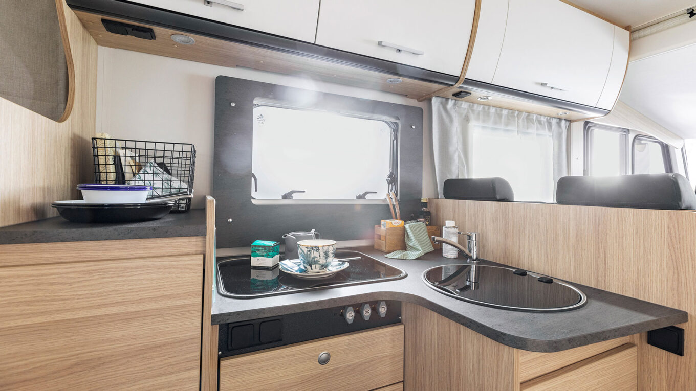 Helintegreret autocamper i Europa med god plads - Den perfekte autocamper til livsnyderparret der vil have masser af plads eller til familien på 4, som alle vil sove behageligt i gode senge.