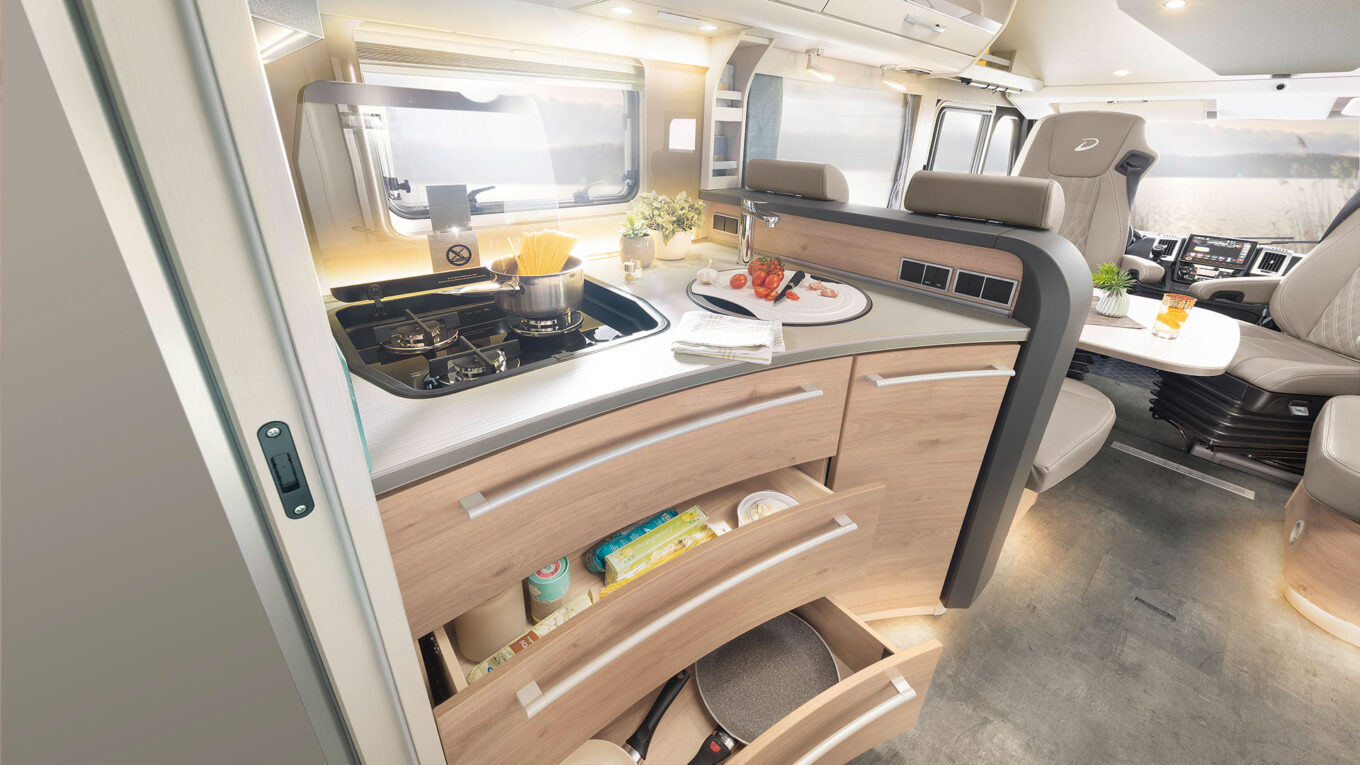 Helintegreret autocamper i Europa med god plads - Den perfekte autocamper til livsnyderparret der vil have masser af plads eller til familien på 4, som alle vil sove behageligt i gode senge.