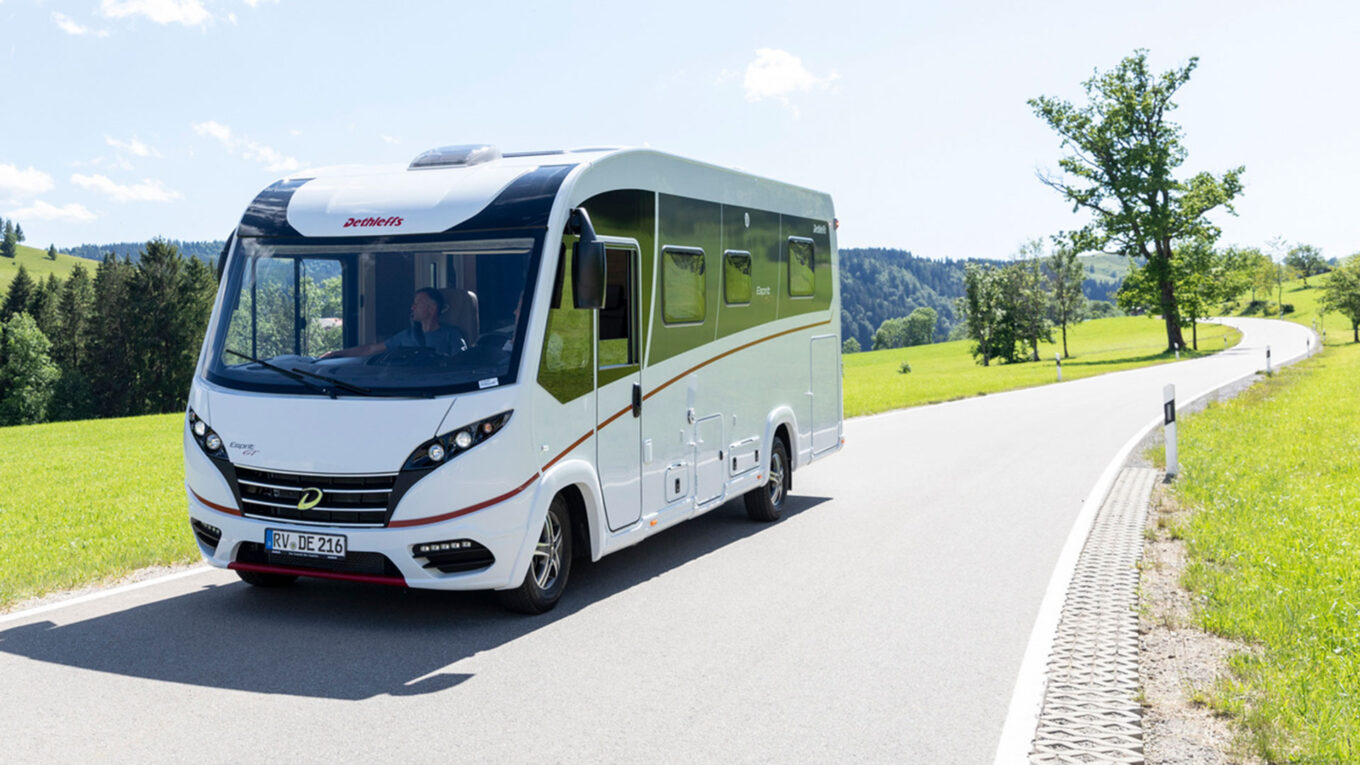 Helintegreret autocamper i Europa med god plads - Den perfekte autocamper til livsnyderparret der vil have masser af plads eller til familien på 4, som alle vil sove behageligt i gode senge.