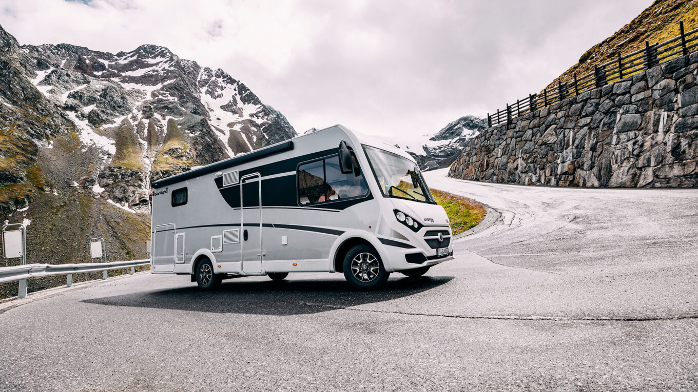 Helintegreret autocamper i Europa med god plads - Den perfekte autocamper til livsnyderparret der vil have masser af plads eller til familien på 4, som alle vil sove behageligt i gode senge.