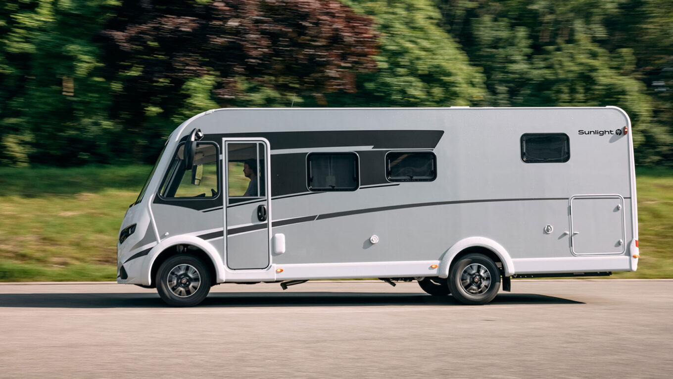 Helintegreret autocamper i Europa med god plads - Den perfekte autocamper til livsnyderparret der vil have masser af plads eller til familien på 4, som alle vil sove behageligt i gode senge.