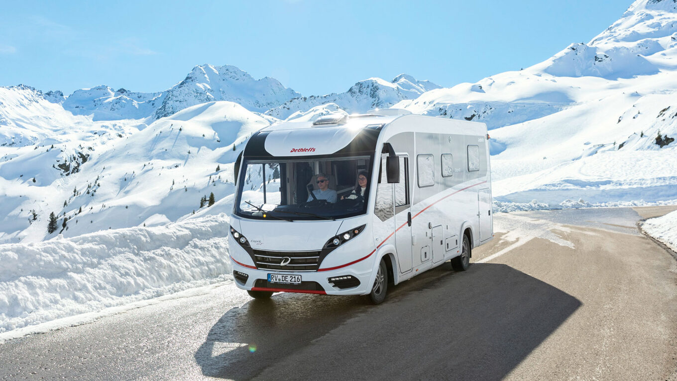 Helintegreret autocamper i Europa med god plads - Den perfekte autocamper til livsnyderparret der vil have masser af plads eller til familien på 4, som alle vil sove behageligt i gode senge.