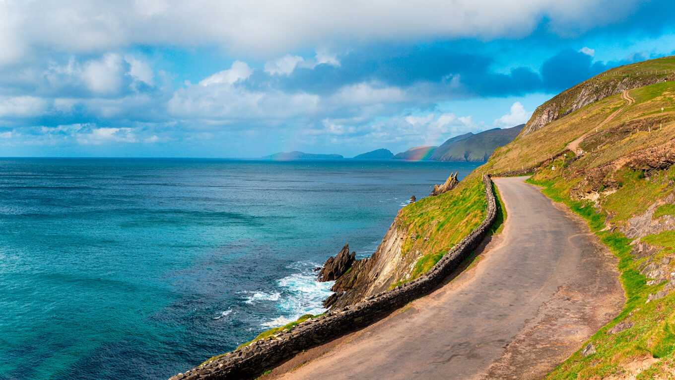 Dingle Peninsula, Irland - lej en autocamper og kør rundt på den grønne ø og oplev de vilde kyster og smukke nationalparker. Perfekt til en roadtrip i autocamper.