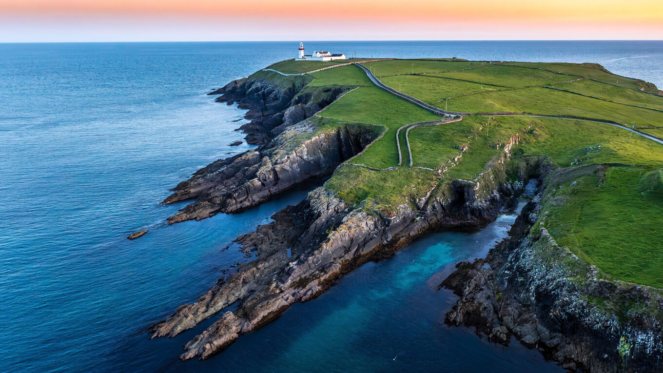 Galley Head, Irland - lej en autocamper og kør rundt på den grønne ø og oplev de vilde kyster og smukke nationalparker. Perfekt til en roadtrip i autocamper.