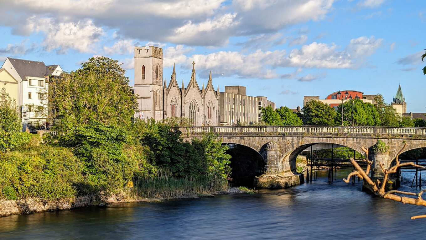 Galway, Irland - lej en autocamper og kør rundt på den grønne ø og oplev de vilde kyster og smukke nationalparker. Perfekt til en roadtrip i autocamper.