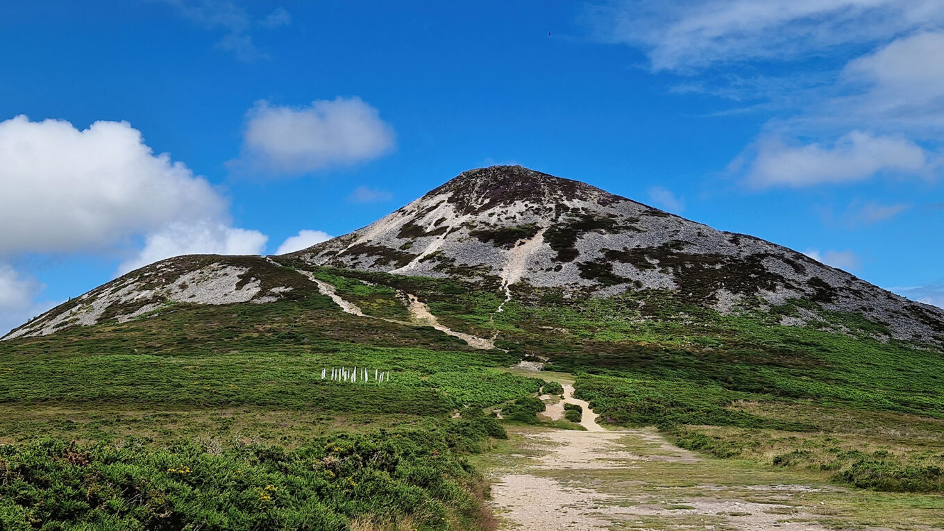 Sugar Loaf Mountain i Wicklow, Irland - lej en autocamper og kør rundt på den grønne ø og oplev de vilde kyster og smukke nationalparker. Perfekt til en roadtrip i autocamper.