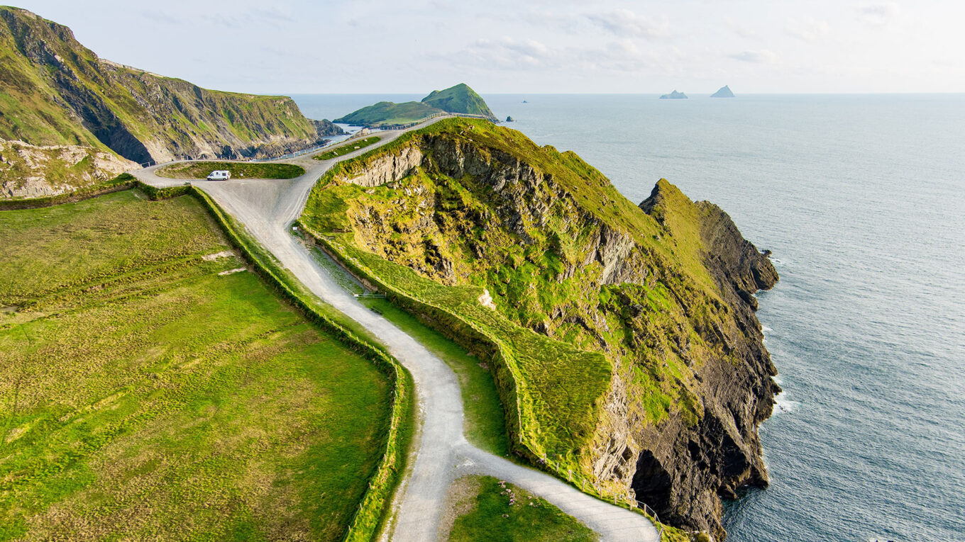 Kerry Cliffs, Irland - lej en autocamper og kør rundt på den grønne ø og oplev de vilde kyster og smukke nationalparker. Perfekt til en roadtrip i autocamper.