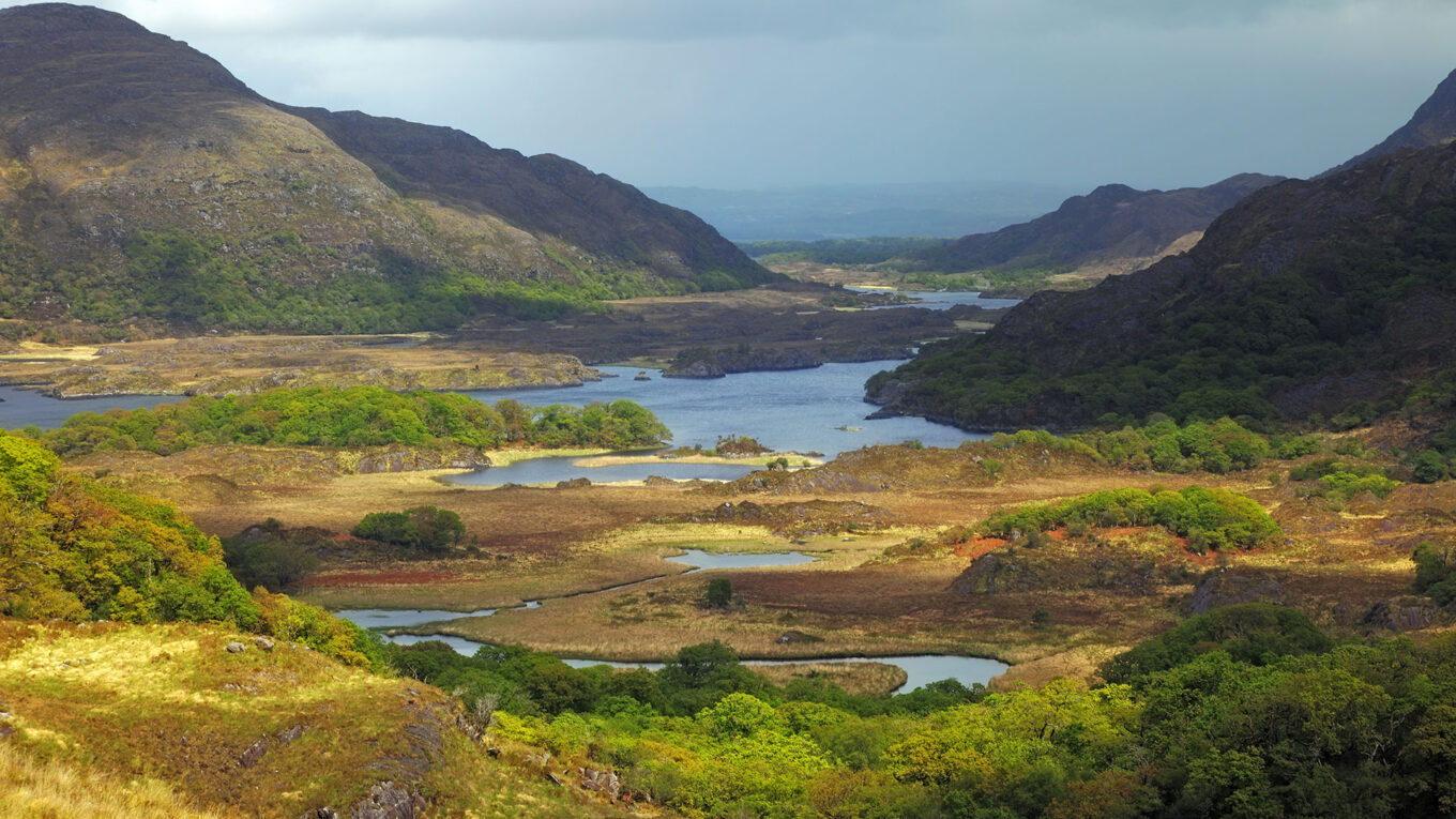 Killarney Lakes, Irland - lej en autocamper og kør rundt på den grønne ø og oplev de vilde kyster og smukke nationalparker. Perfekt til en roadtrip i autocamper.