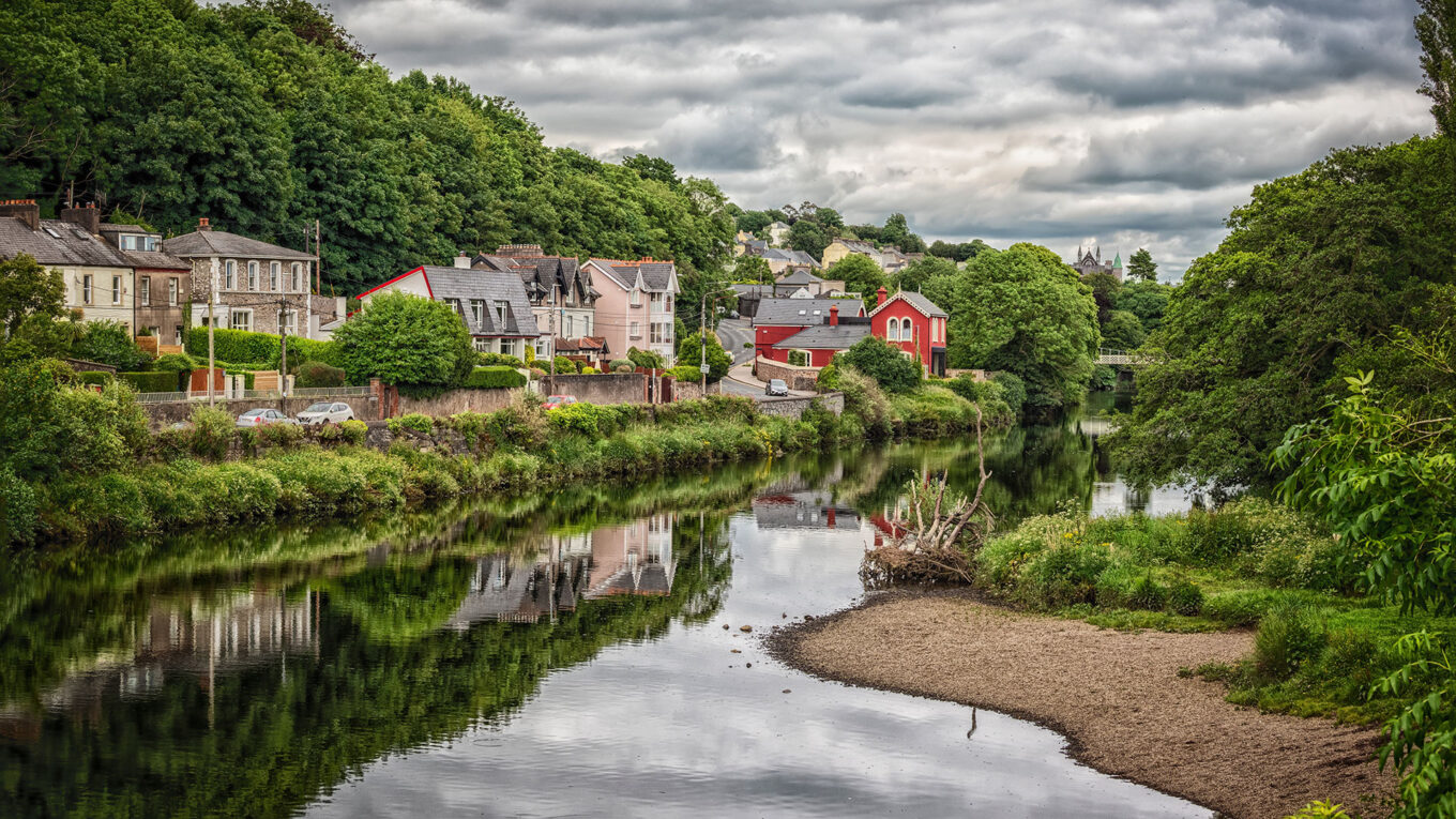 River Cork, Irland - lej en autocamper og kør rundt på den grønne ø og oplev de vilde kyster og smukke nationalparker. Perfekt til en roadtrip i autocamper.