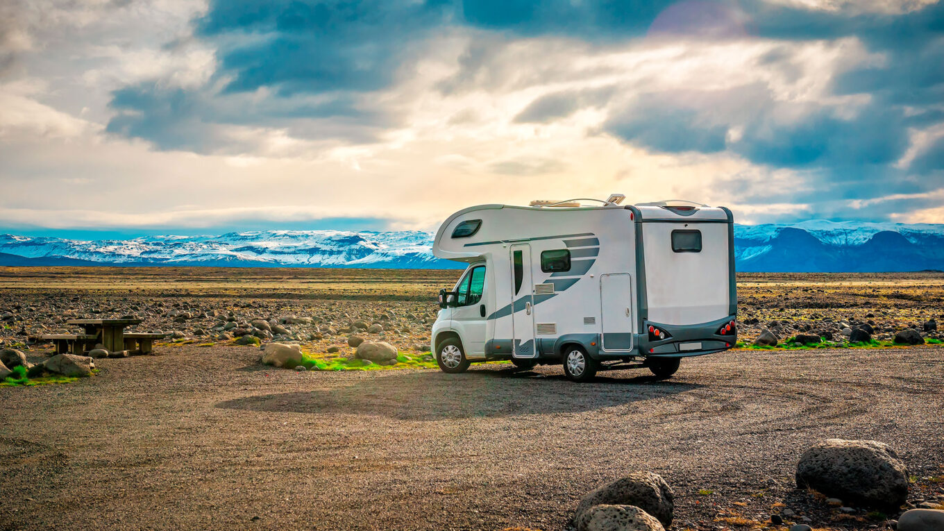 Island - måske et af verdens bedste lande at holde autocamperferie, på trods at den barske natur. Lej en autocamper og kør Ringvejen rundt.