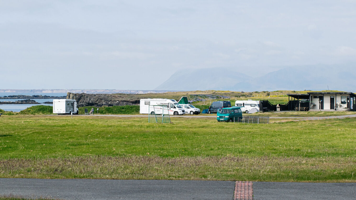 Island - måske et af verdens bedste lande at holde autocamperferie, på trods at den barske natur. Lej en autocamper og kør Ringvejen rundt.
