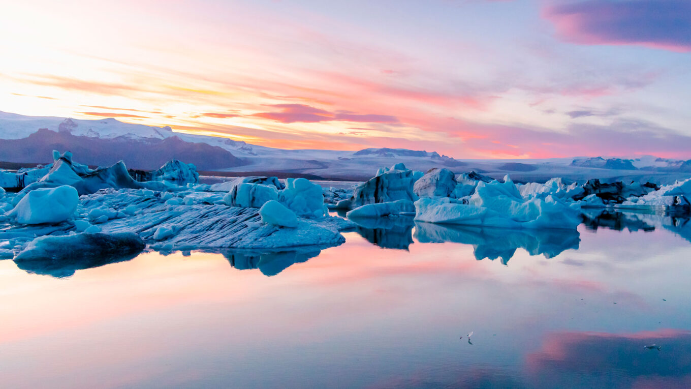 Island - måske et af verdens bedste lande at holde autocamperferie, på trods at den barske natur. Lej en autocamper og kør Ringvejen rundt.