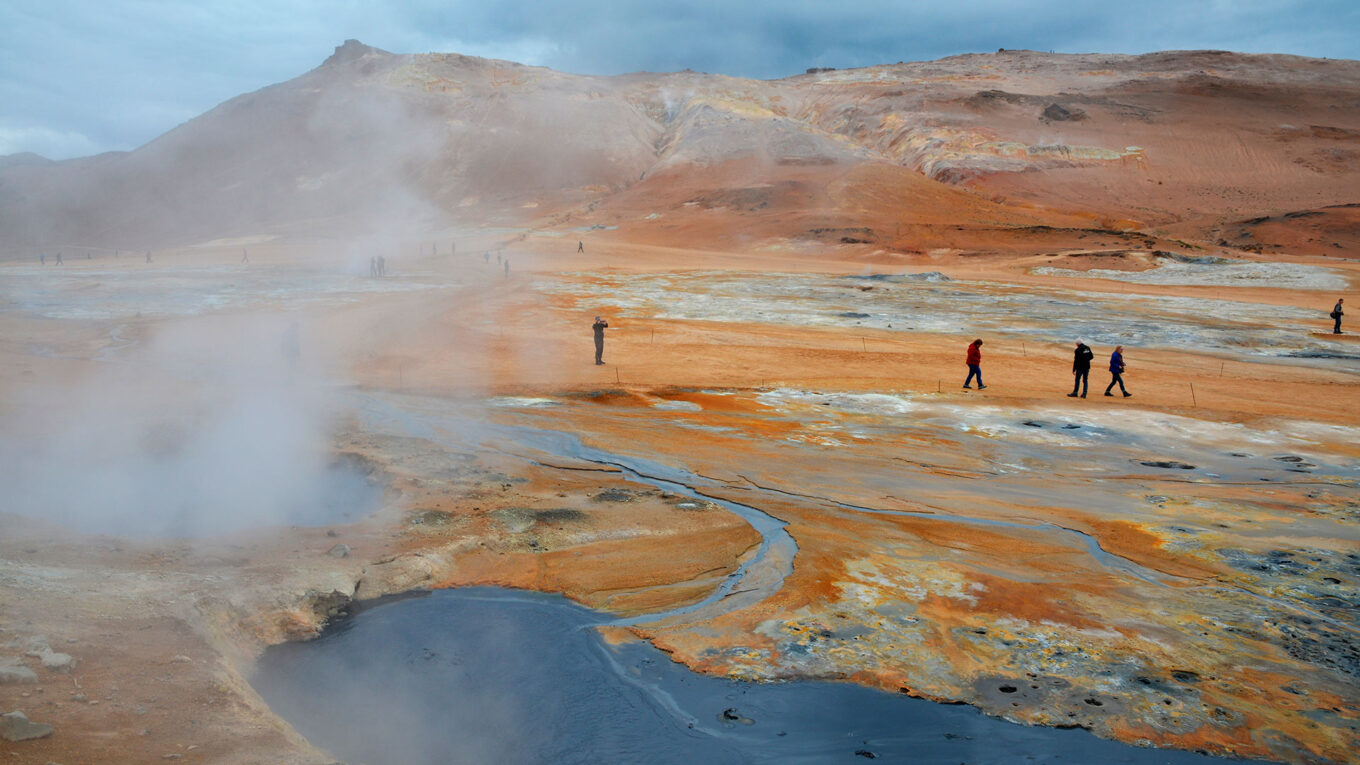 Island - måske et af verdens bedste lande at holde autocamperferie, på trods at den barske natur. Lej en autocamper og kør Ringvejen rundt.