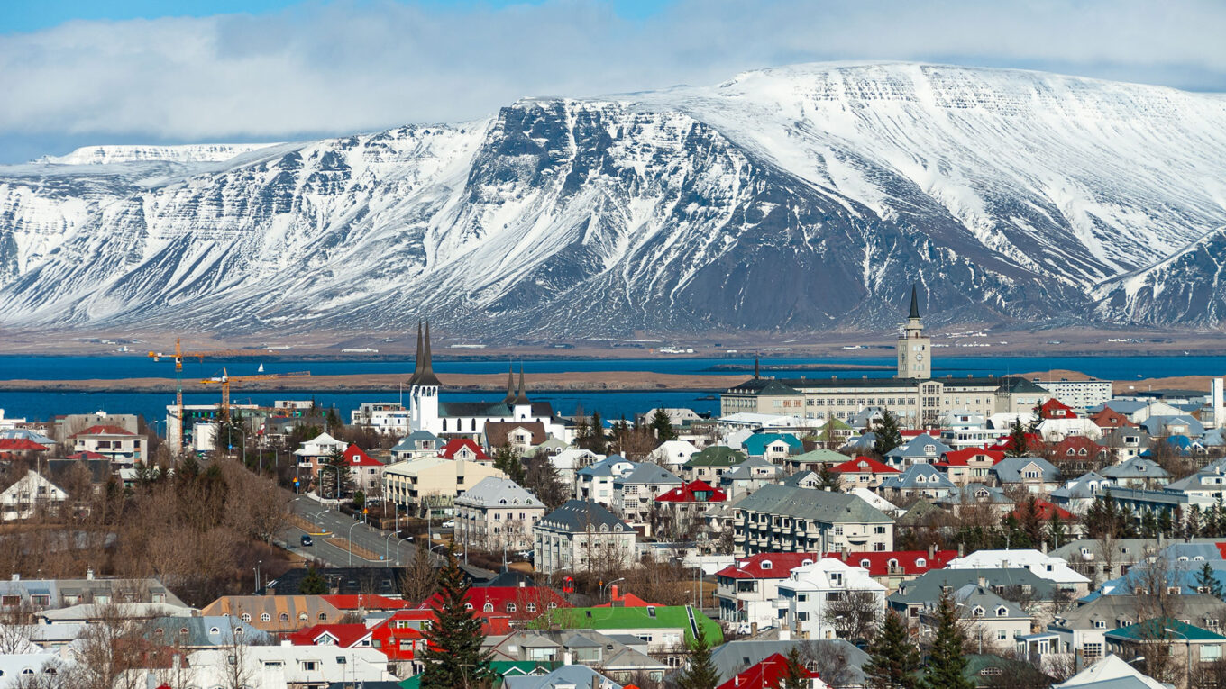 Island - måske et af verdens bedste lande at holde autocamperferie, på trods at den barske natur. Lej en autocamper og kør Ringvejen rundt.