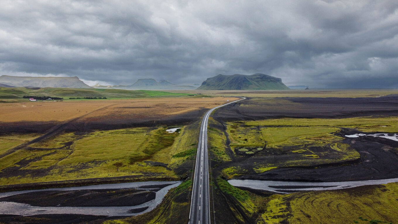 Island - måske et af verdens bedste lande at holde autocamperferie, på trods at den barske natur. Lej en autocamper og kør Ringvejen rundt.