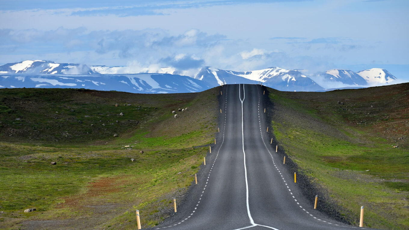 Island - måske et af verdens bedste lande at holde autocamperferie, på trods at den barske natur. Lej en autocamper og kør Ringvejen rundt.