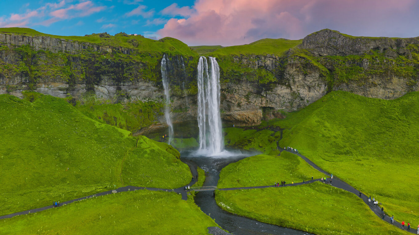 Island - måske et af verdens bedste lande at holde autocamperferie, på trods at den barske natur. Lej en autocamper og kør Ringvejen rundt.