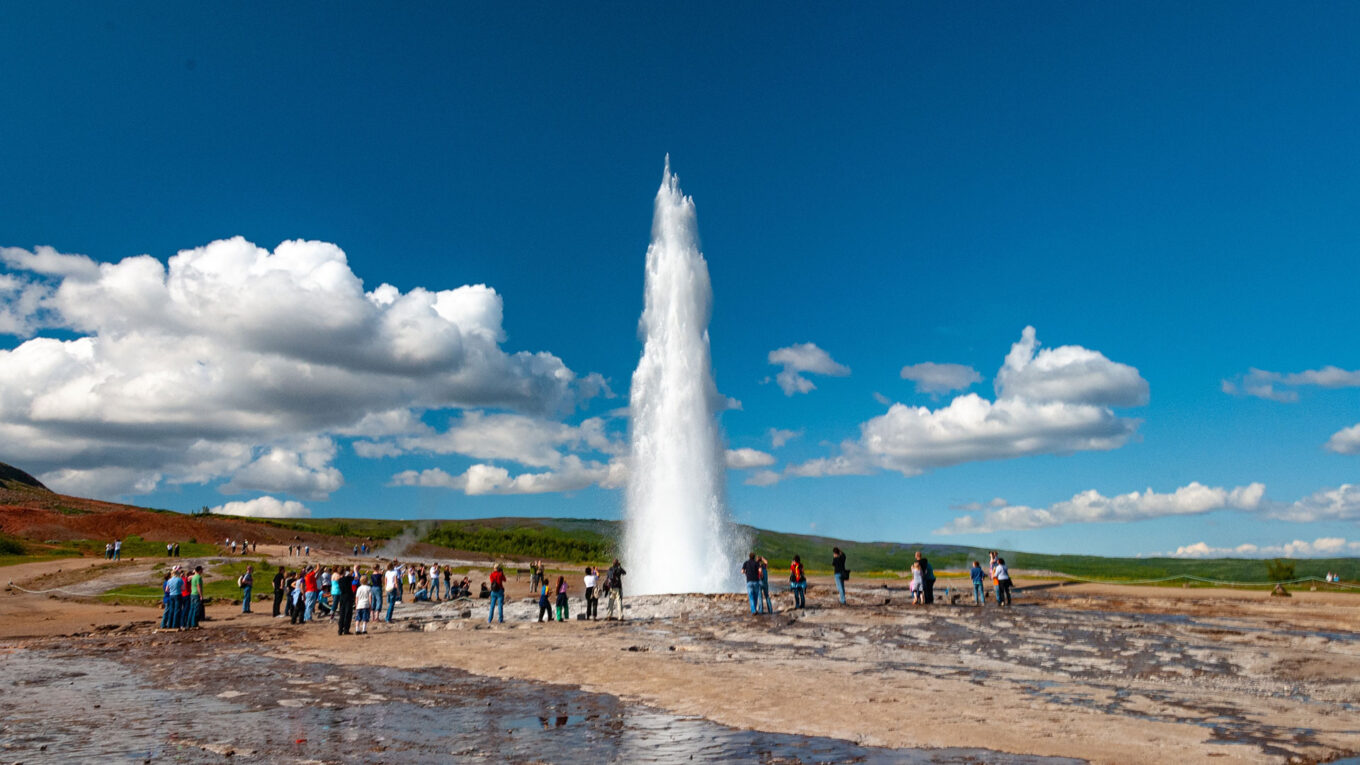 Island - måske et af verdens bedste lande at holde autocamperferie, på trods at den barske natur. Lej en autocamper og kør Ringvejen rundt.