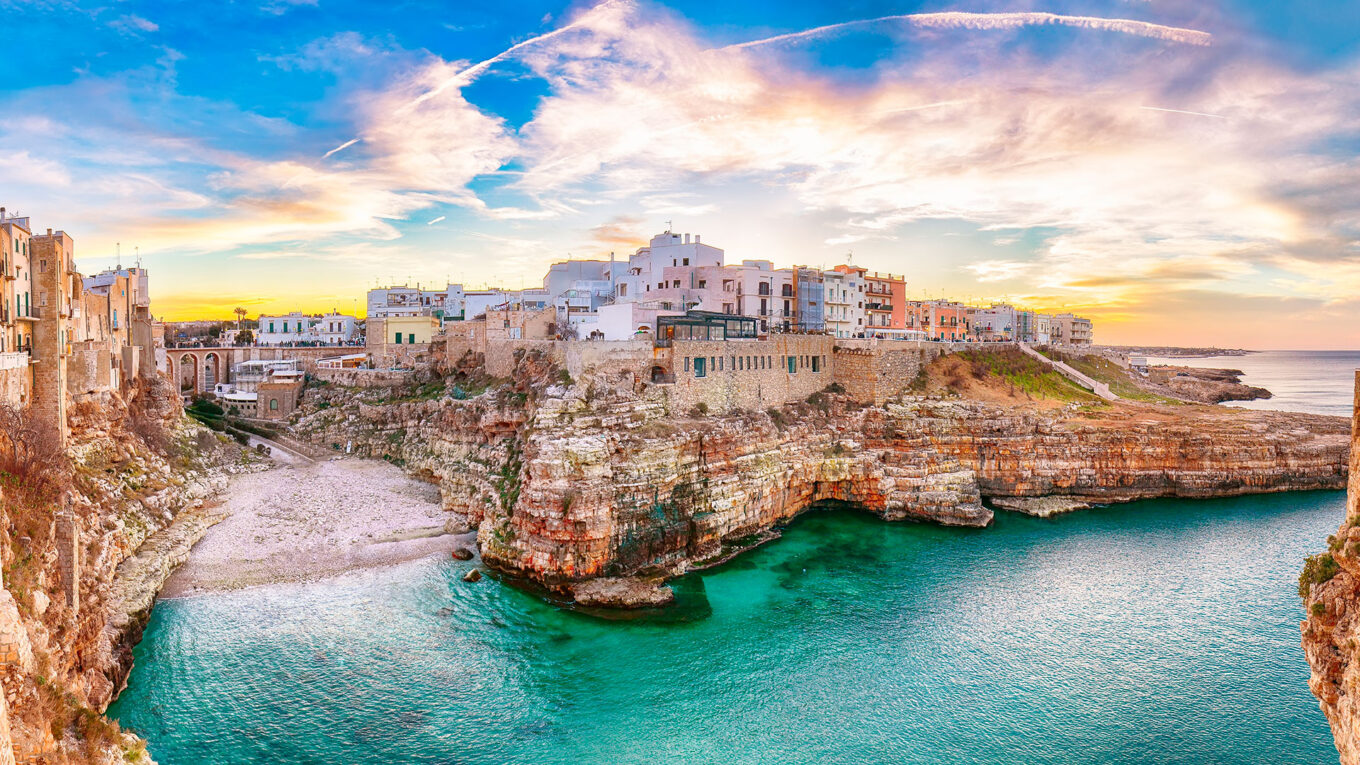 Italien - skabt til autocamperferie med utrolige bjerge, smukke kyster, charmerende byer og det indbydende køkken. Tag på autocamper roadtrip i Italien.