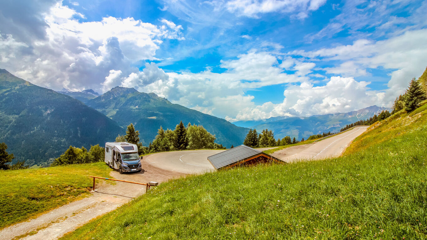 Italien - skabt til autocamperferie med utrolige bjerge, smukke kyster, charmerende byer og det indbydende køkken. Tag på autocamper roadtrip i Italien.