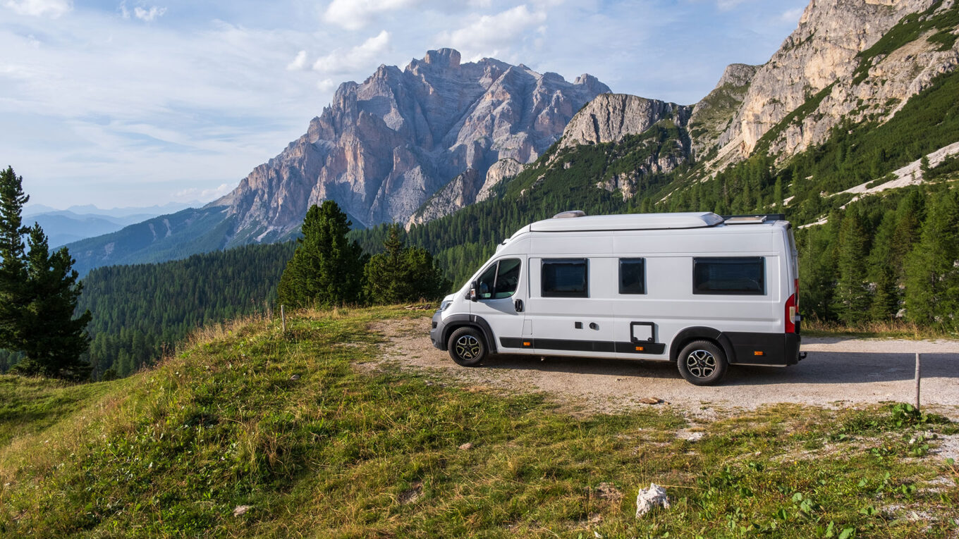 Italien - skabt til autocamperferie med utrolige bjerge, smukke kyster, charmerende byer og det indbydende køkken. Tag på autocamper roadtrip i Italien.