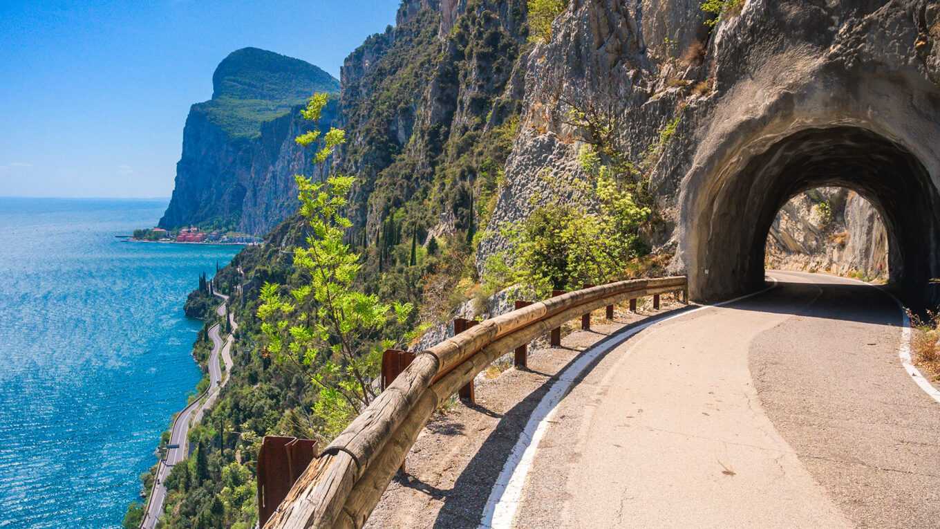 Italien - skabt til autocamperferie med utrolige bjerge, smukke kyster, charmerende byer og det indbydende køkken. Tag på autocamper roadtrip i Italien.