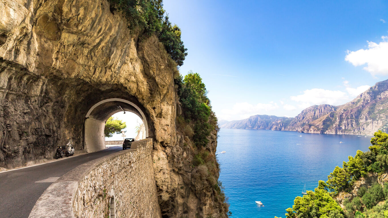 Italien - skabt til autocamperferie med utrolige bjerge, smukke kyster, charmerende byer og det indbydende køkken. Tag på autocamper roadtrip i Italien.