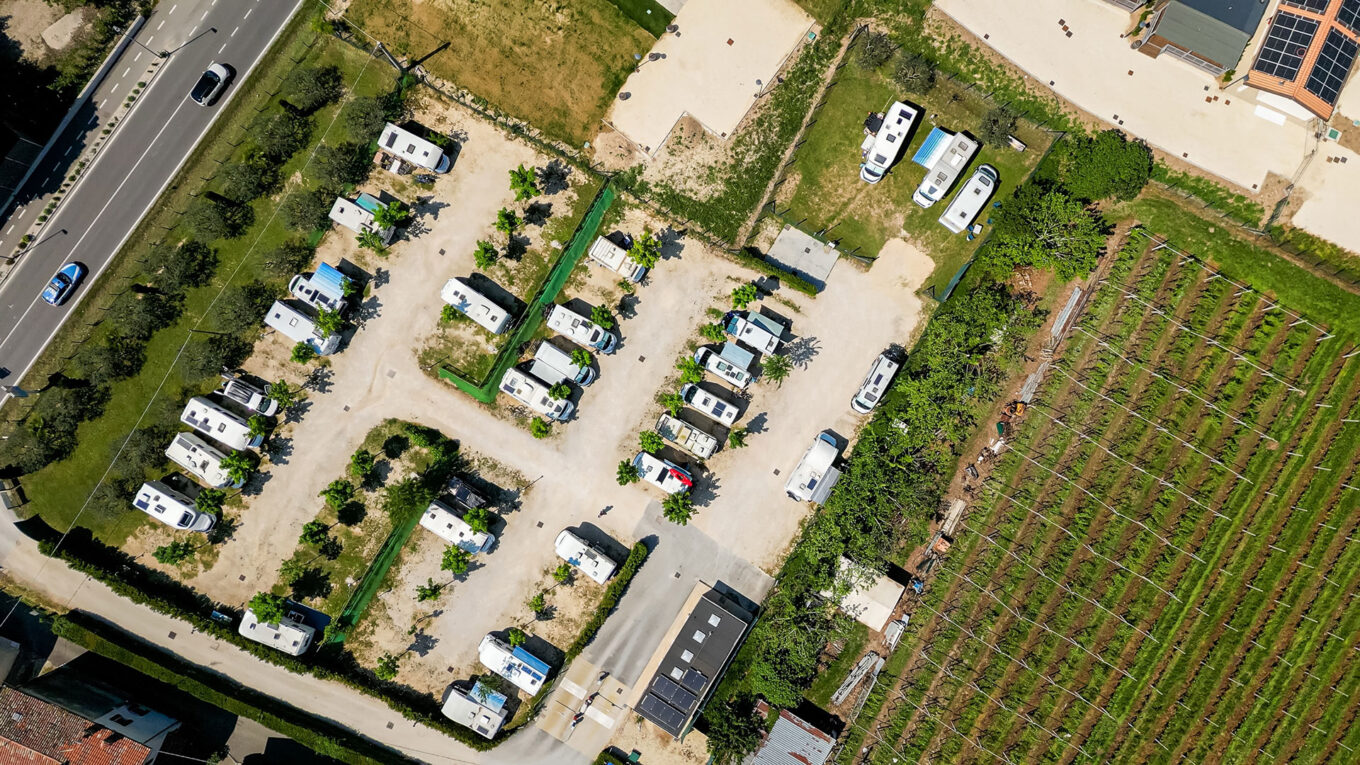 Italien - skabt til autocamperferie med utrolige bjerge, smukke kyster, charmerende byer og det indbydende køkken. Tag på autocamper roadtrip i Italien.