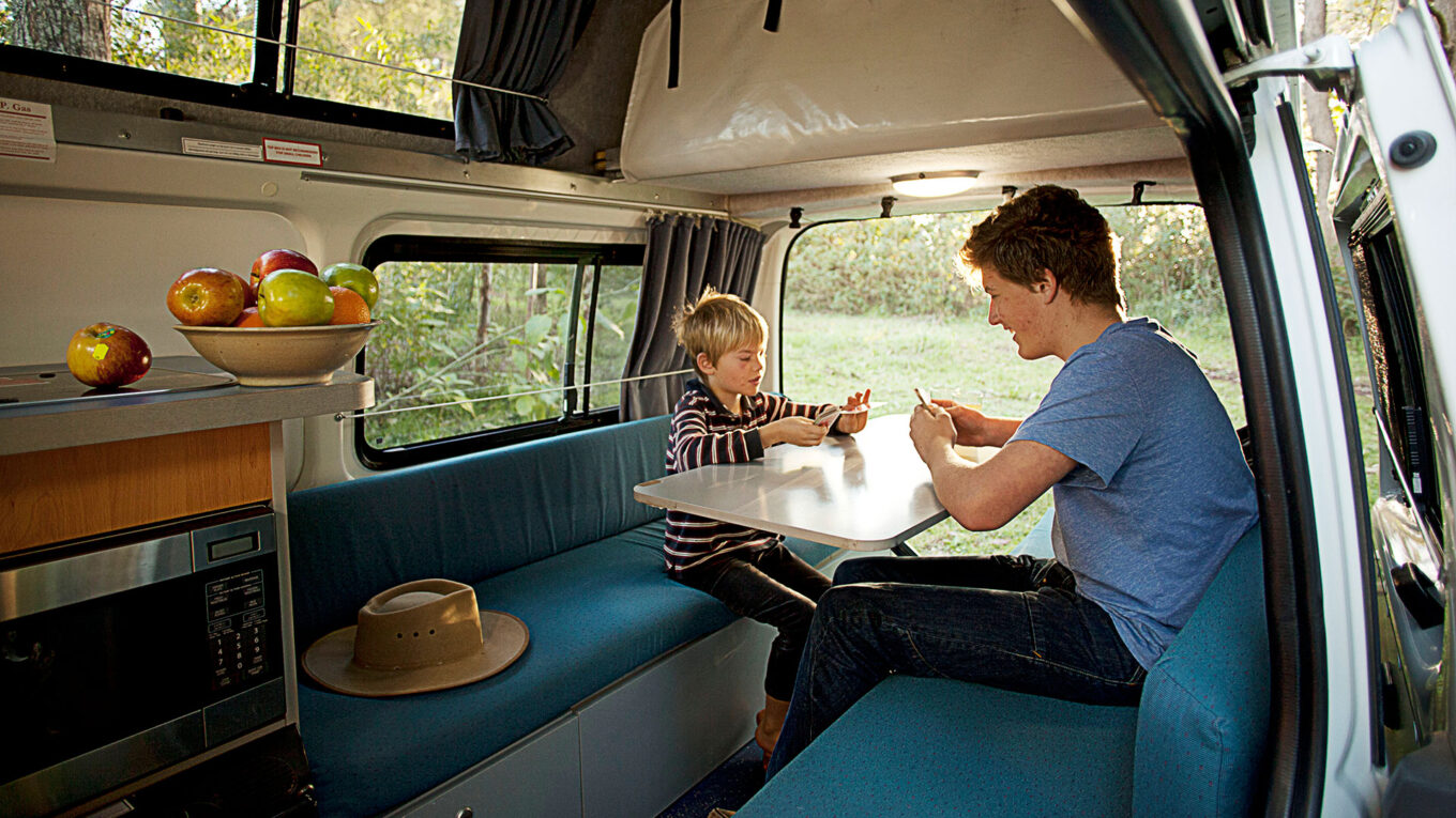 Lille campervan i Australien og New Zealand uden toilet og bad. Simpel autocamper til dig der har fokus på budget og enkelhed.