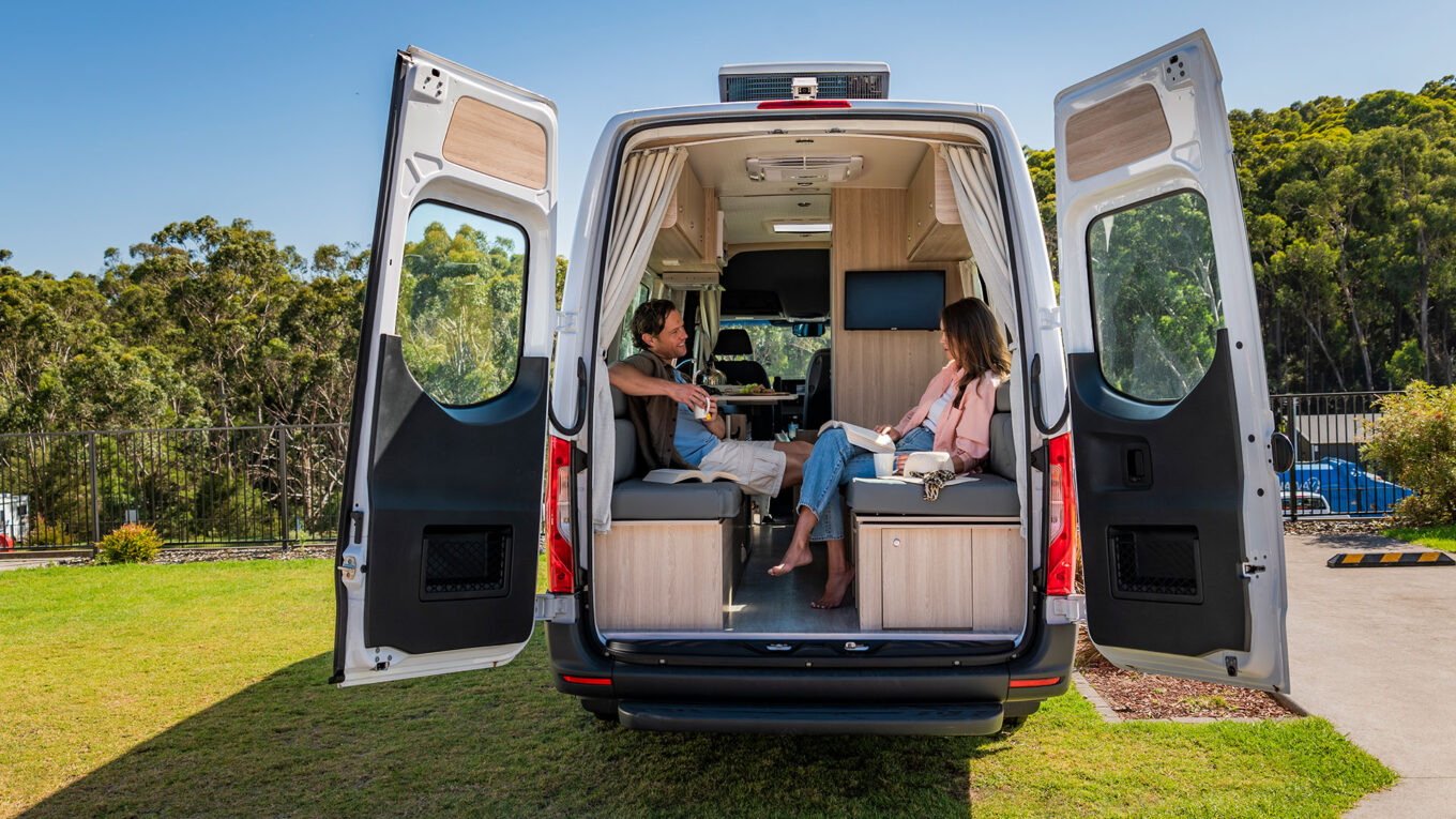 Mellem autocamper i Australien og New Zealand med toilet og bad og stor siddegruppe som omdannes til seng om natten. Et godt valg for et par der vil have en fleksibel autocamper.