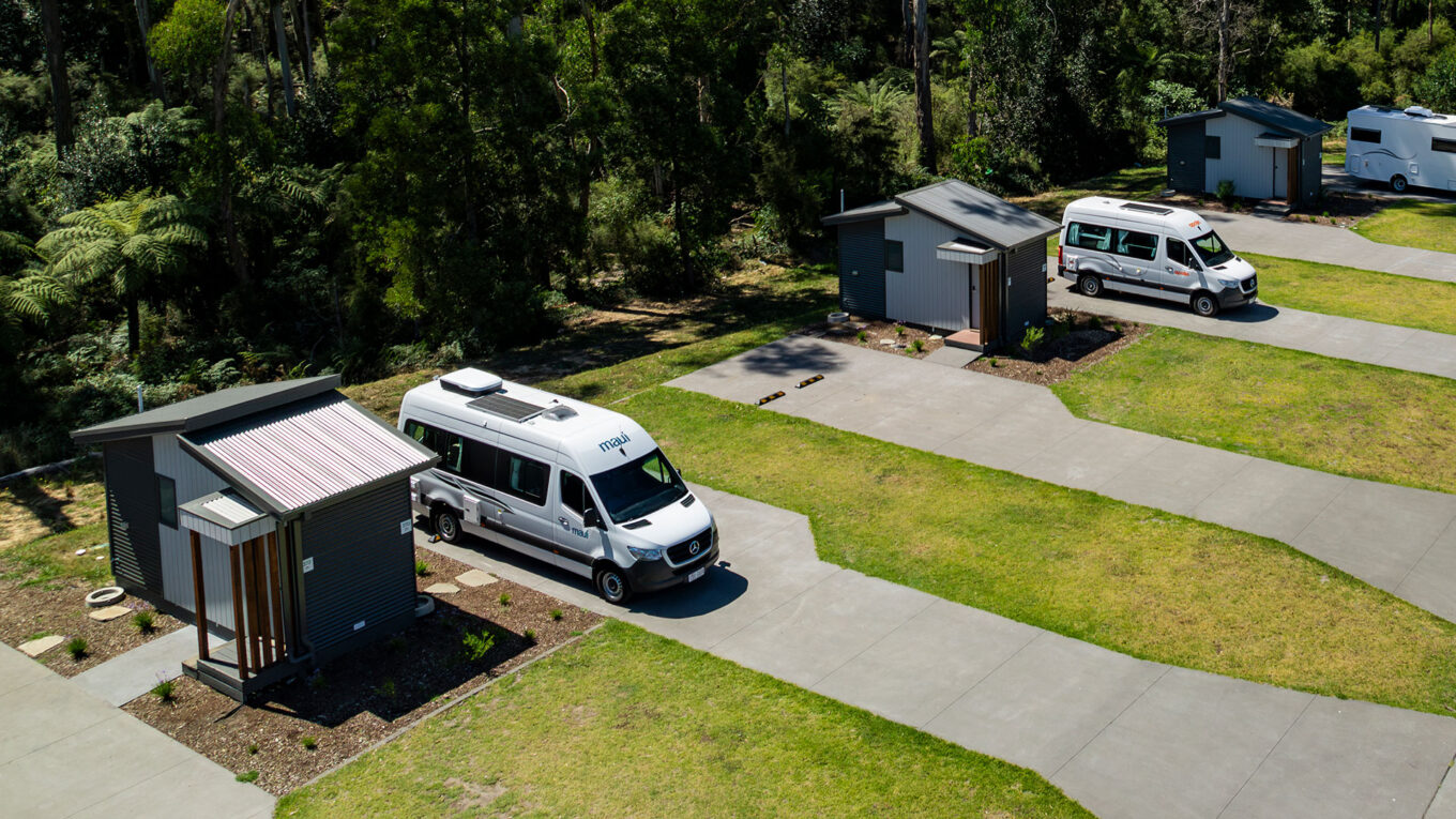 Mellem autocamper i Australien og New Zealand med toilet og bad og stor siddegruppe som omdannes til seng om natten. Et godt valg for et par der vil have en fleksibel autocamper.