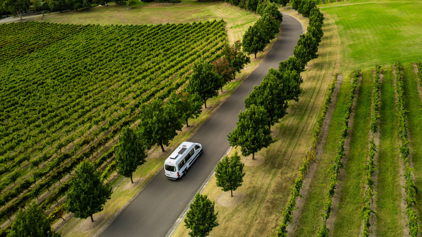 Mellem autocamper i Australien og New Zealand med toilet og bad og stor siddegruppe som omdannes til seng om natten. Et godt valg for et par der vil have en fleksibel autocamper.