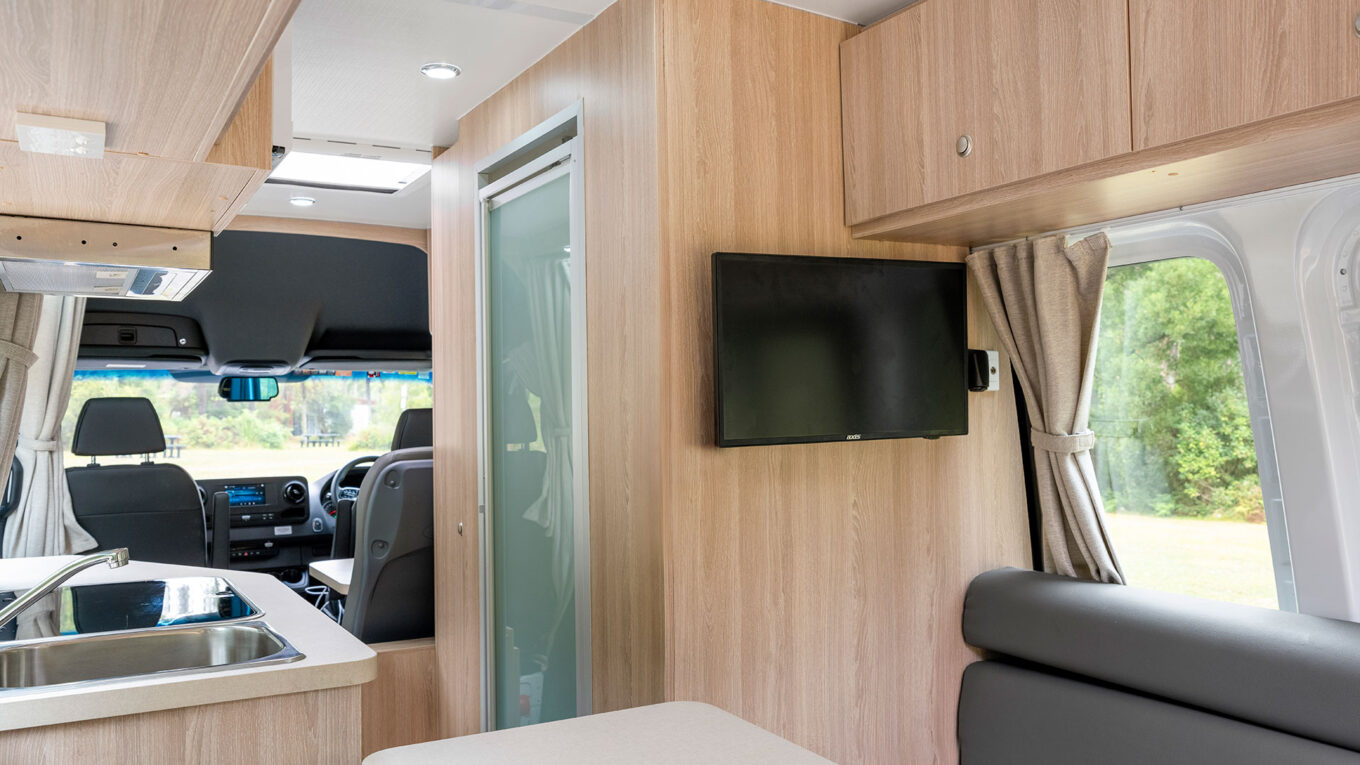 Mellem autocamper i Australien og New Zealand med toilet og bad og stor siddegruppe som omdannes til seng om natten. Et godt valg for et par der vil have en fleksibel autocamper.