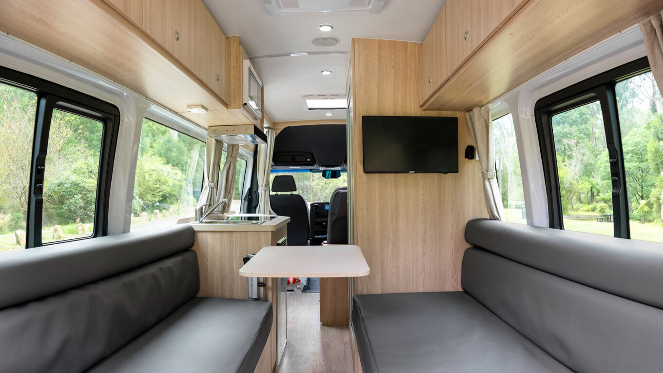 Mellem autocamper i Australien og New Zealand med toilet og bad og stor siddegruppe som omdannes til seng om natten. Et godt valg for et par der vil have en fleksibel autocamper.