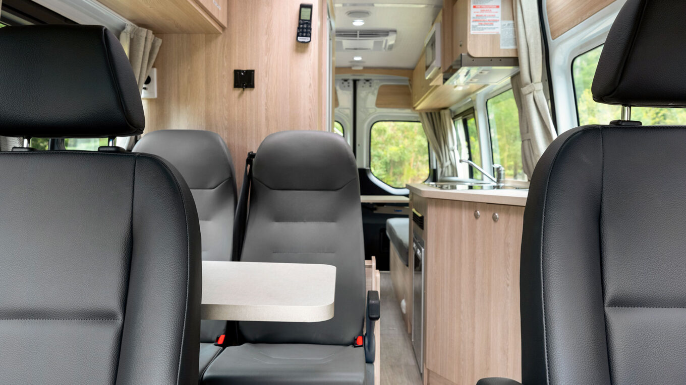 Mellem autocamper i Australien og New Zealand med toilet og bad og stor siddegruppe som omdannes til seng om natten. Et godt valg for et par der vil have en fleksibel autocamper.