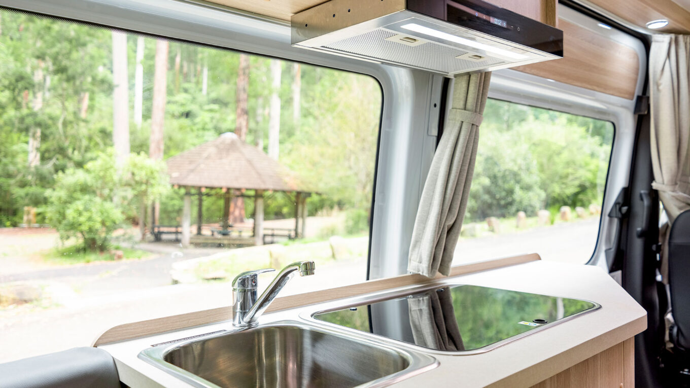 Mellem autocamper i Australien og New Zealand med toilet og bad og stor siddegruppe som omdannes til seng om natten. Et godt valg for et par der vil have en fleksibel autocamper.