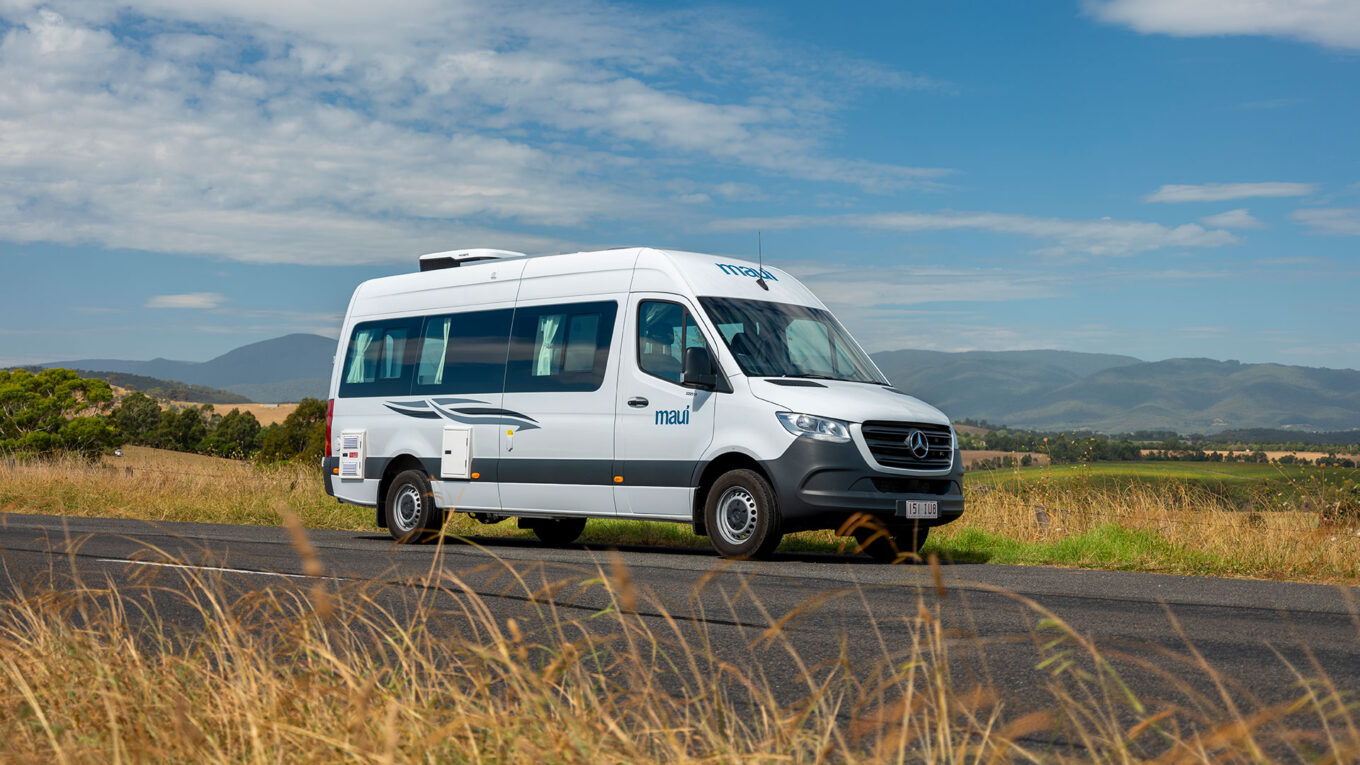 Mellem autocamper i Australien og New Zealand med toilet og bad og stor siddegruppe som omdannes til seng om natten. Et godt valg for et par der vil have en fleksibel autocamper.