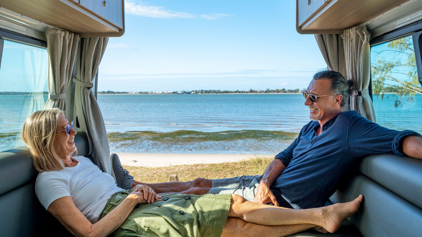 Mellem autocamper i Australien og New Zealand med toilet og bad og stor siddegruppe som omdannes til seng om natten. Et godt valg for et par der vil have en fleksibel autocamper.