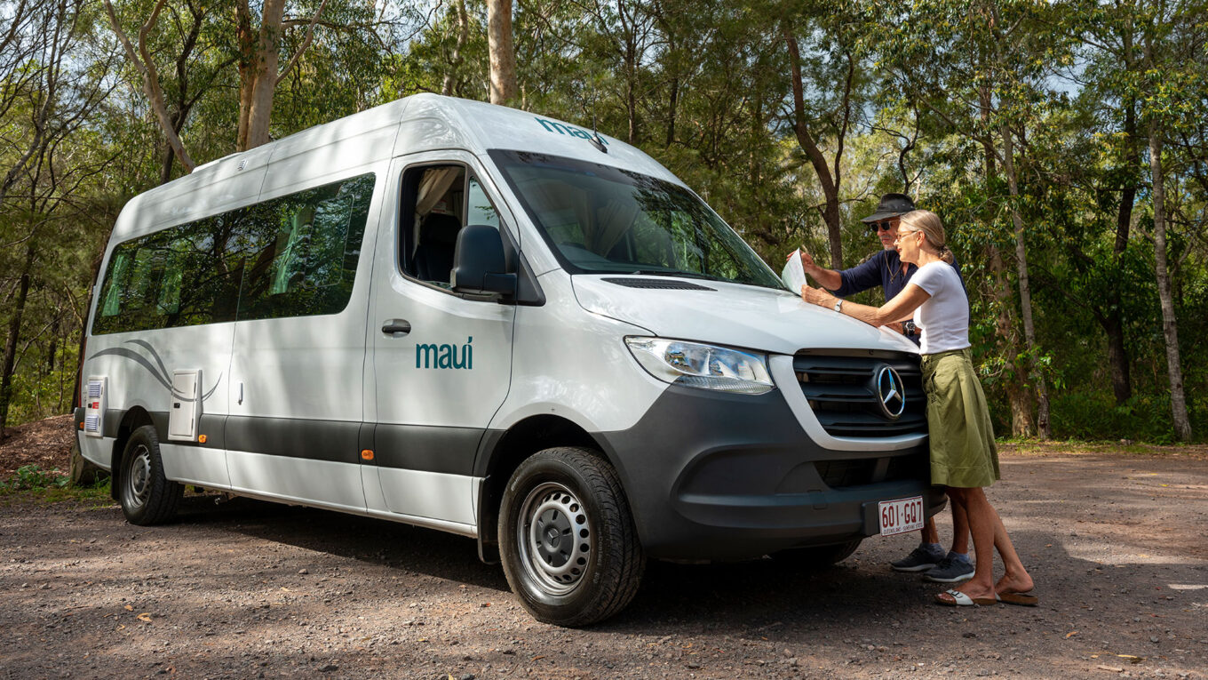 Mellem autocamper i Australien og New Zealand med toilet og bad og stor siddegruppe som omdannes til seng om natten. Et godt valg for et par der vil have en fleksibel autocamper.