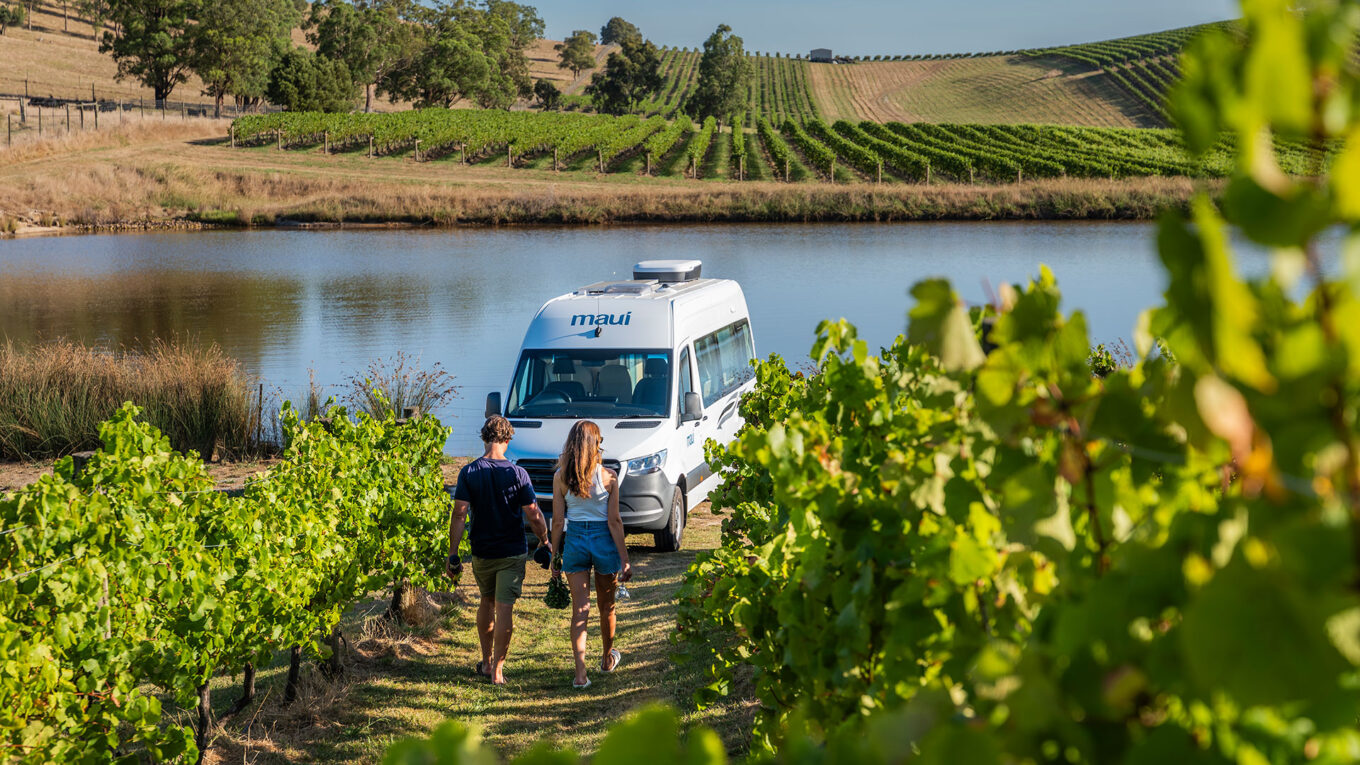 Mellem autocamper i Australien og New Zealand med toilet og bad og stor siddegruppe som omdannes til seng om natten. Et godt valg for et par der vil have en fleksibel autocamper.