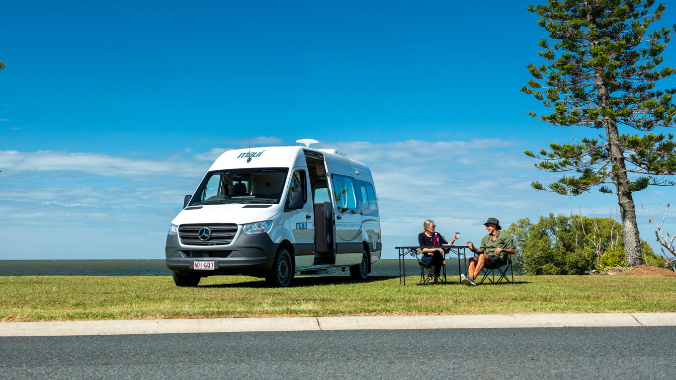 Mellem autocamper i Australien og New Zealand med toilet og bad og stor siddegruppe som omdannes til seng om natten. Et godt valg for et par der vil have en fleksibel autocamper.