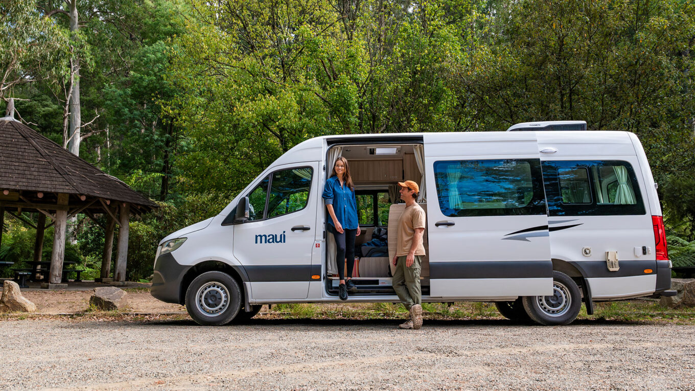 Mellem autocamper i Australien og New Zealand med toilet og bad og stor siddegruppe som omdannes til seng om natten. Et godt valg for et par der vil have en fleksibel autocamper.