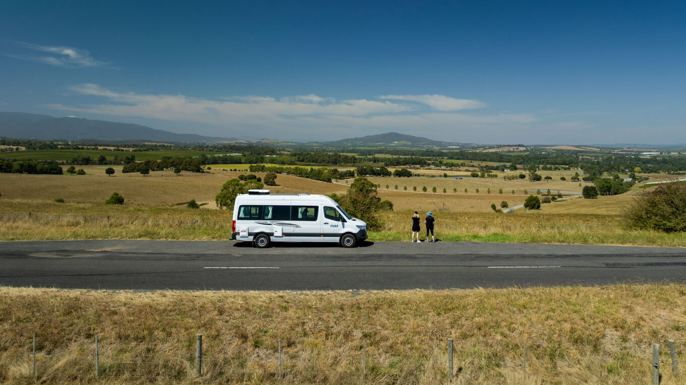Mellem autocamper i Australien og New Zealand med toilet og bad og stor siddegruppe som omdannes til seng om natten. Et godt valg for et par der vil have en fleksibel autocamper.